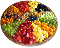 großer Teller mit verschiedenen filetierten Obstsorten